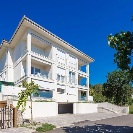 1 Bedroom With Pool And Garage In Marealto * Ičići