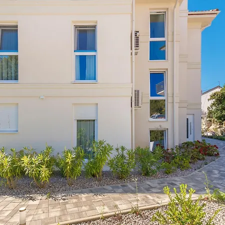 1 Bedroom With Pool And Garage In Marealto Ičići