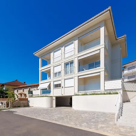 Appartement 1 Bedroom With Pool And Garage In Marealto Ičići