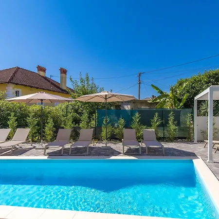 1 Bedroom With Pool And Garage In Marealto