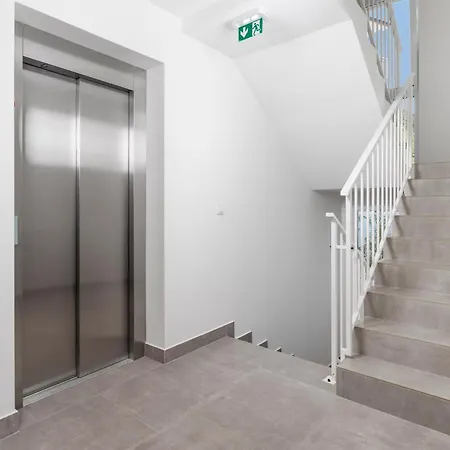 1 Bedroom With Pool And Garage In Marealto