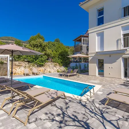 1 Bedroom With Pool And Garage In Marealto