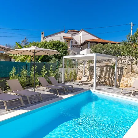 1 Bedroom With Pool And Garage In Marealto *