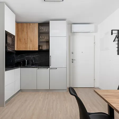 1 Bedroom With Pool And Garage In Marealto