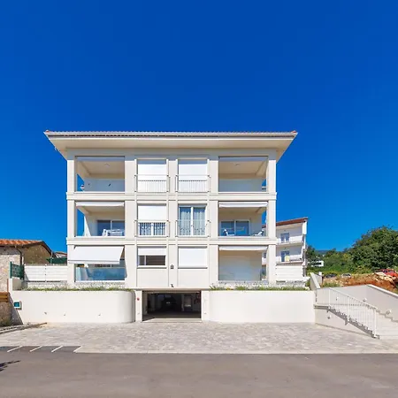 Appartement 1 Bedroom With Pool And Garage In Marealto Ičići