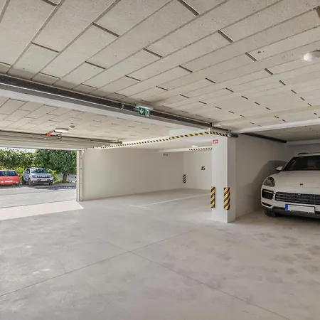 1 Bedroom With Pool And Garage In Marealto *