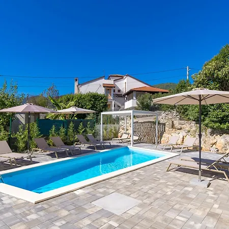 1 Bedroom With Pool And Garage In Marealto *