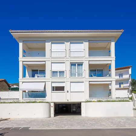 Appartement 1 Bedroom With Pool And Garage In Marealto Ičići