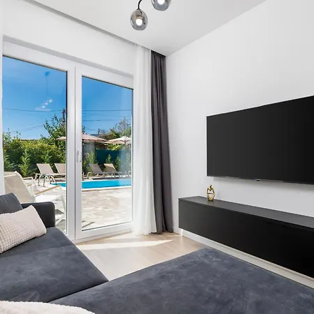 1 Bedroom With Pool And Garage In Marealto Ičići