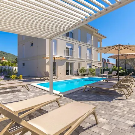 Appartement 1 Bedroom With Pool And Garage In Marealto Ičići