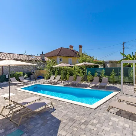 1 Bedroom With Pool And Garage In Marealto *