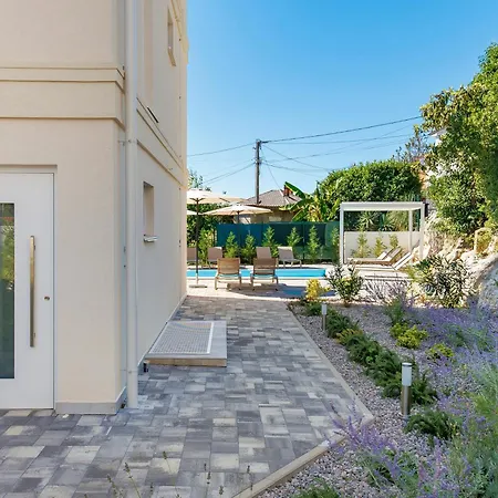 1 Bedroom With Pool And Garage In Marealto *